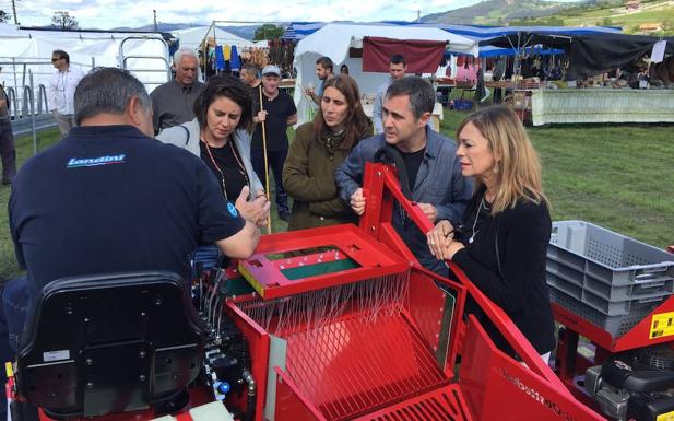 Ángel Vallina (derecha), en la feria de San Isidro de Llanera.