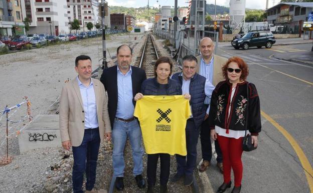 Caremen Moriyón, en Langreo, apoyando el soterramiento de las vías.