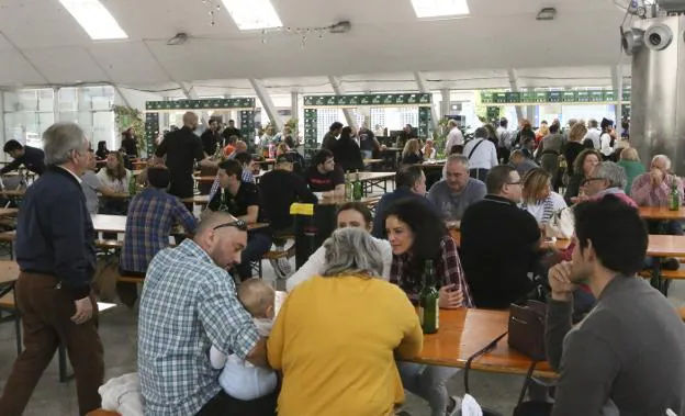 Público asistente ayer a la segunda edición de 'Espalma la sidra', en la plaza cubierta. 