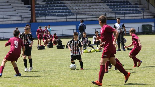 El deporte fue el protagonista ayer en Llaranes. 