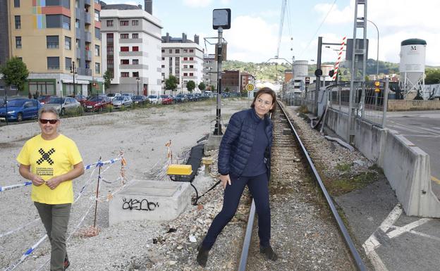 Carmen Moriyón cruza la vía de Feve cerca de la estación soterrada de La Felguera.