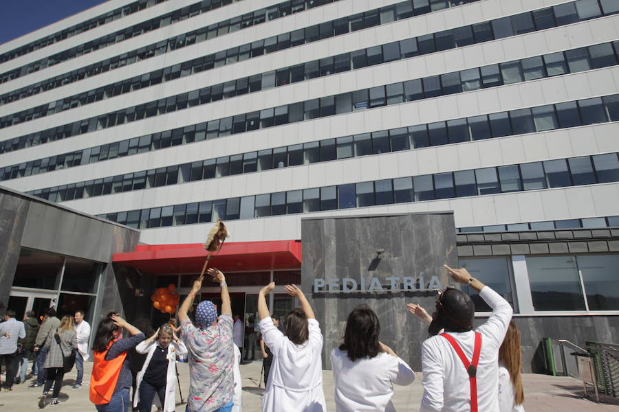 Los pequeños pacientes del Hospital Universitario Central de Asturias han plasmado sus deseos en globos aerostáticos en una jornada muy especial.