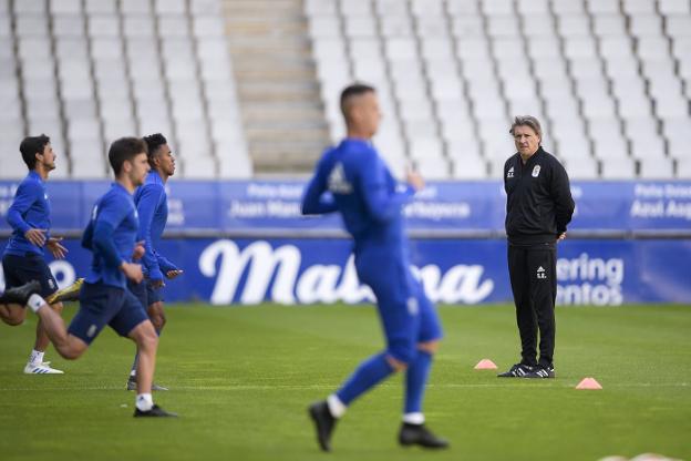 Egea observa el último entrenamiento de sus jugadores en el Tartiere. 