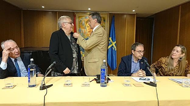 Josefa Sanz en el momento de recibir el premio en Madrid. :: LVA