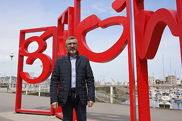 José Carlos Fernández Sarasola, frente a las 'letronas' de los Jardines de la Reina. 