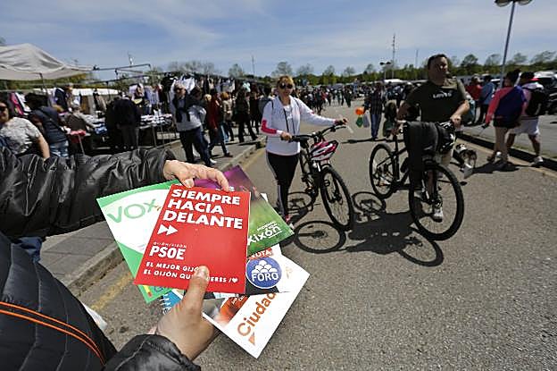 Los visitantes del rastro se pudieron hacer con publicidad de hasta cinco partidos. 