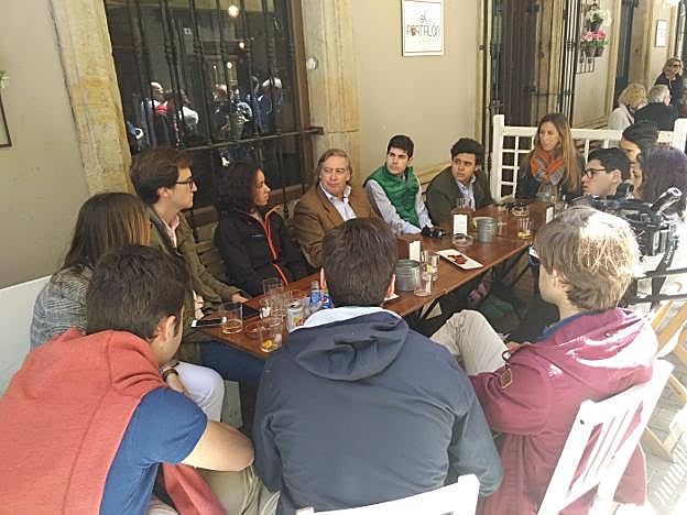 Alberto López-Asenjo y Ángela Pumariega, durante su encuentro «de cañas» con los jóvenes. 