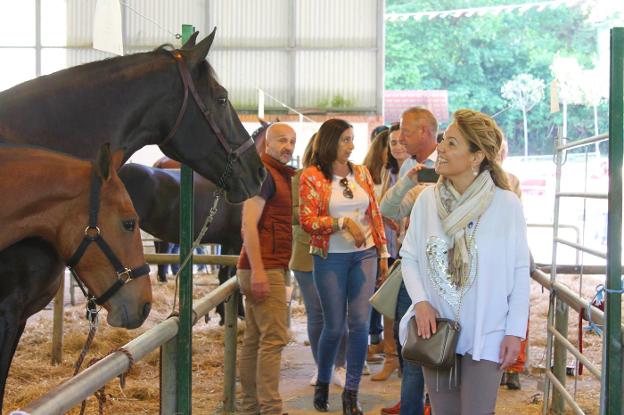 Teresa Mallada, durante su visita a la Feria del Caballo de Cangas de Onís. 