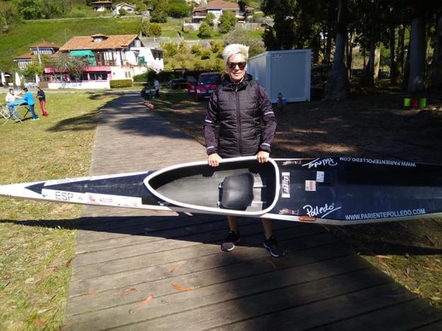 Judith Obaya, en el puerto de El Puntal, con el paracanoe que le ha cedido el club piraguas El Gaitero. 