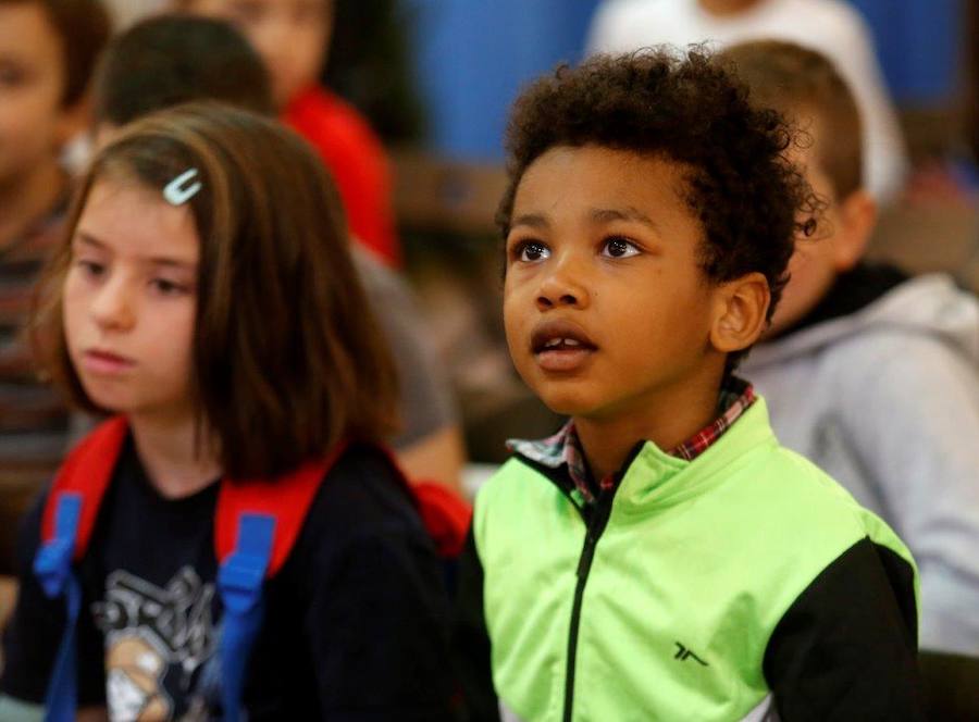 Los niños de varios colegios de la capital asturiana disfrutaron de una animada jornada, a la que también asistió la delegada del Gobierno en Asturias Delia Losa.