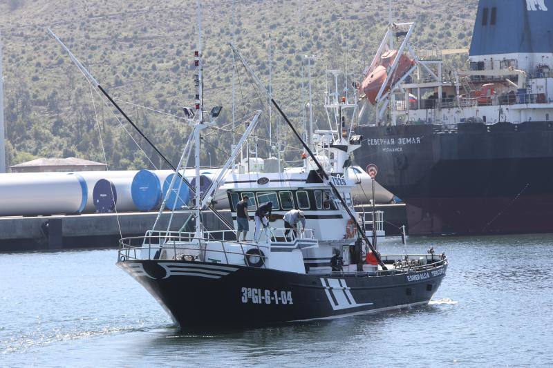 Los barcos avilesinos 'Berriz Amatxo' y 'Esmeralda Tercero' zarparon ayer a la costera del bonito con rumbo a las Azores, donde los bonitos suelen encontrarse en este momento. En los últimos años, las primeras capturas han tenido el premio de un precio más alto por el que ya se conoce como 'campanu' de la mar. 