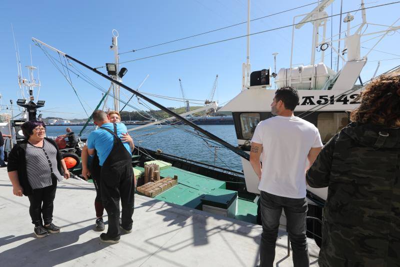 Los barcos avilesinos 'Berriz Amatxo' y 'Esmeralda Tercero' zarparon ayer a la costera del bonito con rumbo a las Azores, donde los bonitos suelen encontrarse en este momento. En los últimos años, las primeras capturas han tenido el premio de un precio más alto por el que ya se conoce como 'campanu' de la mar. 