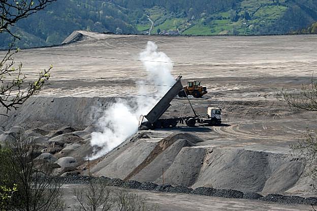 Un camión vierte cenizas en Pumardongo. 