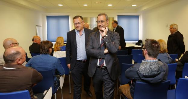 Joel García y Fernando Lastra, en el salón de actos de la Confederación Asturiana de la Construcción, en Oviedo durante el homenaje. 