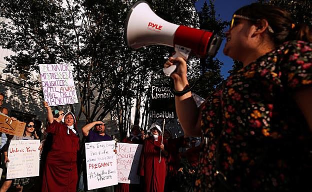 Mujeres vestidas como la protagonista de la serie 'El cuento de la criada' protestan contra la nueva ley del aborto en Alabama.