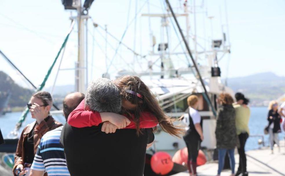 Las despedidas en el muelles de familiares y marineros fue muy emotiva.