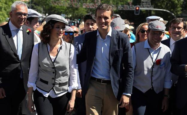 El presidente del Partido Popular, Pablo Casado (ctro.), acompañados por los candidatos de su partido a la alcadía de Madrid, Jose Luis Martínez-Almeida (decha.), y de la Comunidad, Isabel Díaz Ayuso (izda.).