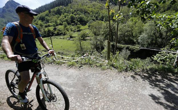 Barandilla rota en el Senda del Oso