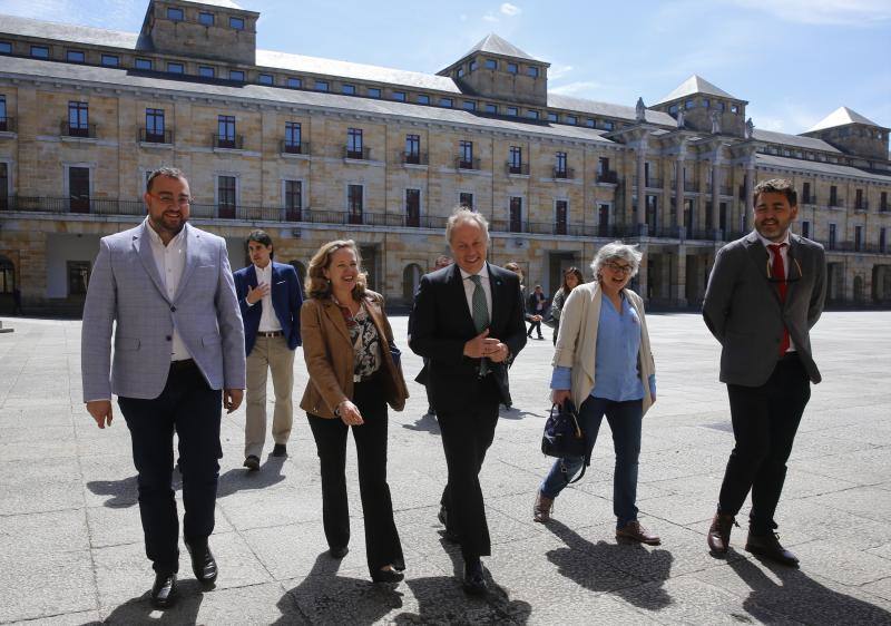 La ministra de Economía acudió a Gijón y Oviedo, donde prometió acciones para garantizar una transición energética justa, aunque evitó hablar sobre la fusión entre Liberbank y Unicaja.