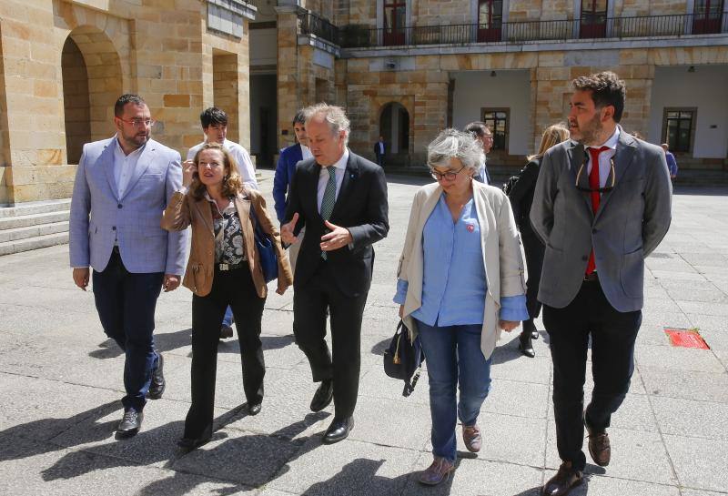 La ministra de Economía acudió a Gijón y Oviedo, donde prometió acciones para garantizar una transición energética justa, aunque evitó hablar sobre la fusión entre Liberbank y Unicaja.