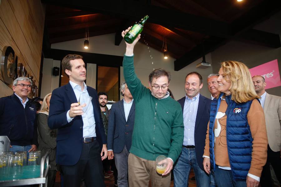 El presidente del PP ha participado en un acto en el llagar Castañón, junto a la candidata a la presidencia del Principado, Teresa Mallada, y el candidato a la Alcaldía de Villaviciosa, Andrés Buznego