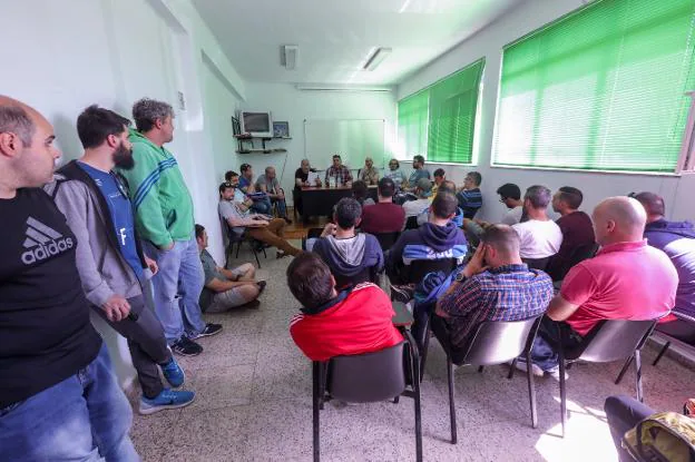 La asamblea de trabajadores celebrada ayer por la tarde. 