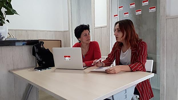 Marián Blanco y Cristina Solares, de Por Gijón. :: E. C.
