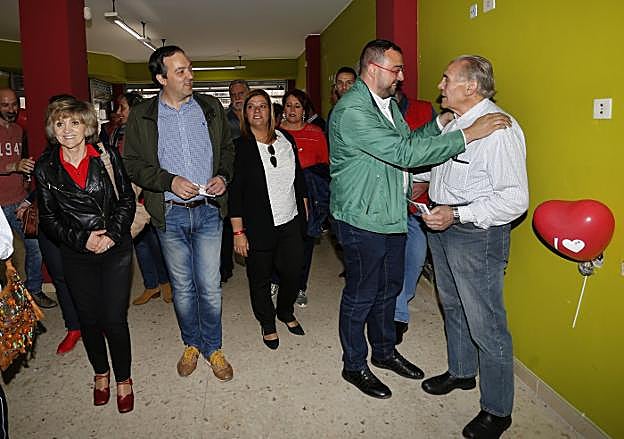 María Luisa Carcedo, Alejandro Vega, Gimena Llamedo y Adrián Bardón llegan al acto.
