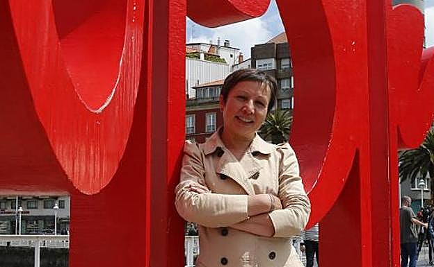Yolanda Huergo, junto a las 'Letronas' de los Jardines de la Reina.