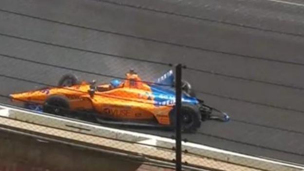 Momento en el que el monoplaza de Fernando Alonso choca contra el muro. 