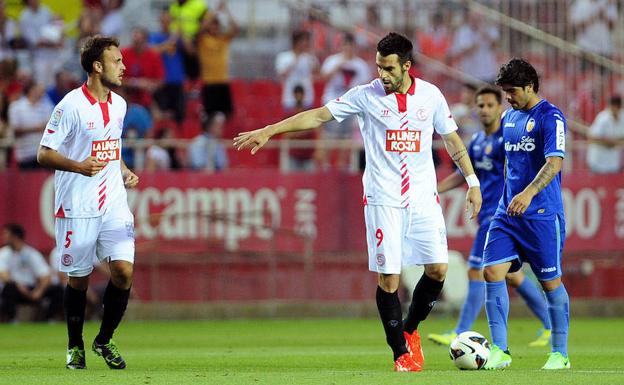 Negredo, por entonces en el Sevilla, celebra uno de los cuatro goles que le marcó al Valencia en la última jornada de la campaña 2012-2013. 