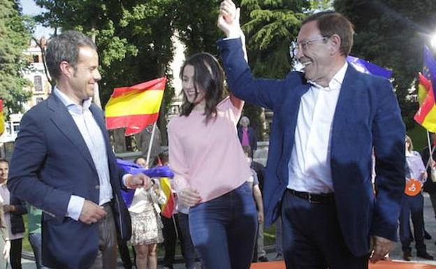 Nacho Cuesta, Inés Arrimadas y Juan Vázquez, ayer, en un momento del acto político que Ciudadanos organizó en Oviedo. 