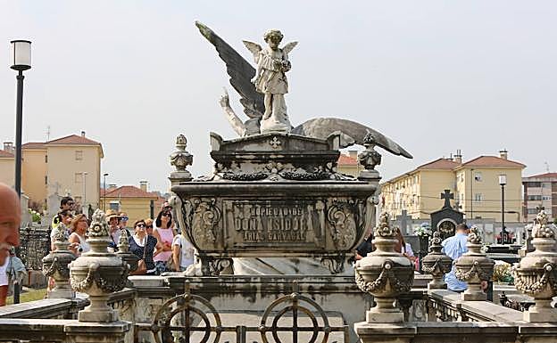 Una visita guiada al cementerio de La Carriona.