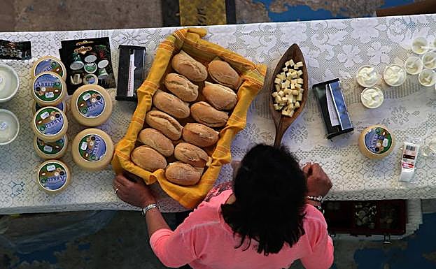Productos expuestos en una de las pasadas ediciones de la Feria del Queso y el Vino de Avilés. 