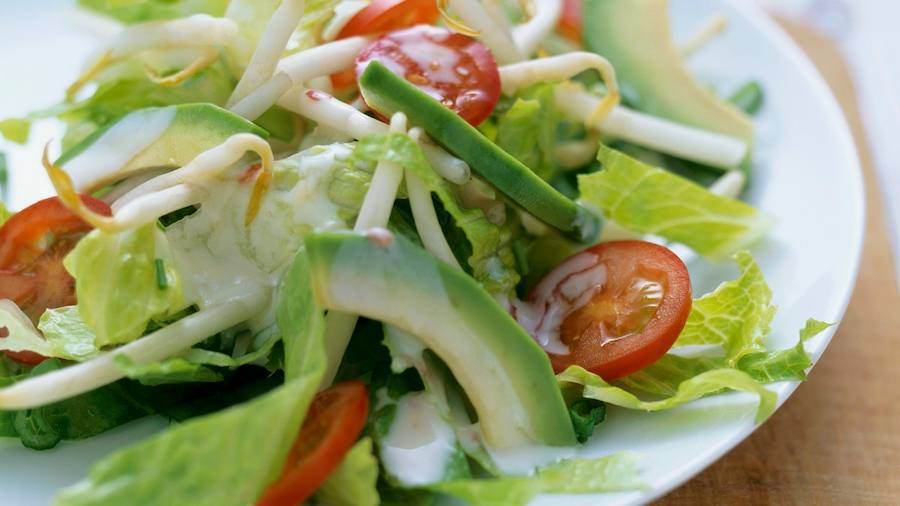 Ensalada de gulas con aguacate