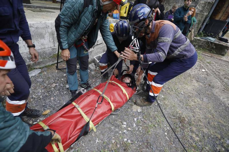 El pozo Fondón fue el escenario en el que veintinueve especialistas, diecisiete brigadistas de Salvamento Minero y doce agentes de la Guardia Civil compartieron durante tres días informaciónj y duro entrenamiento.