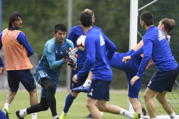 Champagne intenta blocar un balón ante varios compañeros. 