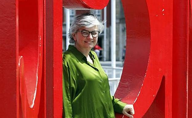 La candidata socialista posa en las 'Letronas' y en uno de los bancos de los Jardines de la Reina. 