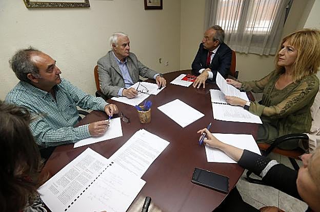 Wenceslao López y Marisa Ponga, ayer, en la sede de la FAC. 