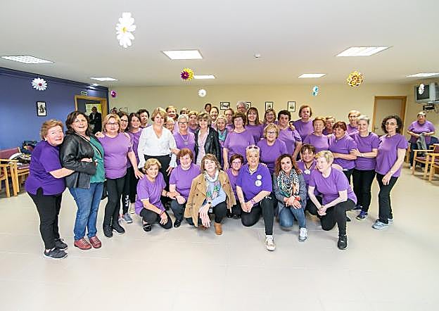 La ministra, la directora del Centro de Día y varias mujeres de la formación socialista, con el grupo de baile. 