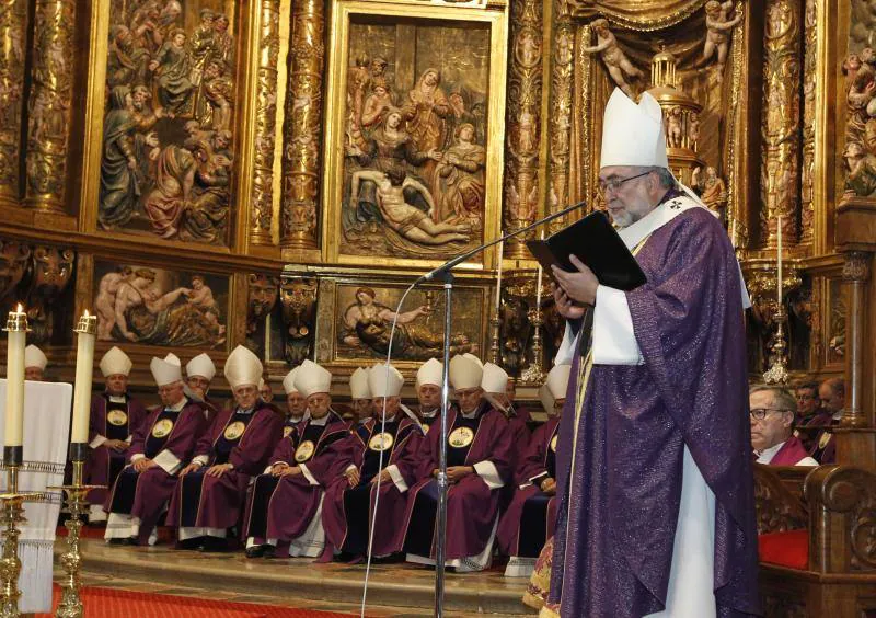 El funeral del asturiano Juan Antonio Menéndez se celebró en la Catedral de la ciudad leonesa, a la que acudieron el arzobispo de Oviedo, Jesús Sanz Montes, que presidió el acto, o el Padre Ángel, en una multitudinaria despedida