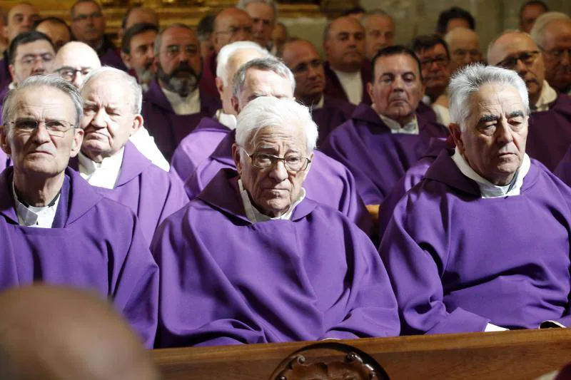 El funeral del asturiano Juan Antonio Menéndez se celebró en la Catedral de la ciudad leonesa, a la que acudieron el arzobispo de Oviedo, Jesús Sanz Montes, que presidió el acto, o el Padre Ángel, en una multitudinaria despedida