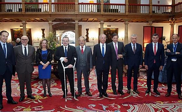 Manuel Menéndez, presidente de EdP; Arcadio Gutiérrez, director del Club de la Energía; Belarmina Díaz, directora general de Minería y Energía; Isaac Pola, consejero de Industria; Wenceslao López, alcalde de Oviedo; Miguel Antoñanzas, presidente del Club de la Energía; Javier Fernández, presidente del Principado; Belarmino Feito, presidente de Fade; Rui Teixeira, consejero delegado de EdP; y Javier Sáenz de Jubera, director general de EdP, instantes antes del inicio de la jornada en el Reconquista.