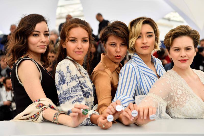 La actriz española lució impresionante en la alfombra roja de Cannes acompañada de sus compañeros de 'Dolor y Gloria'.