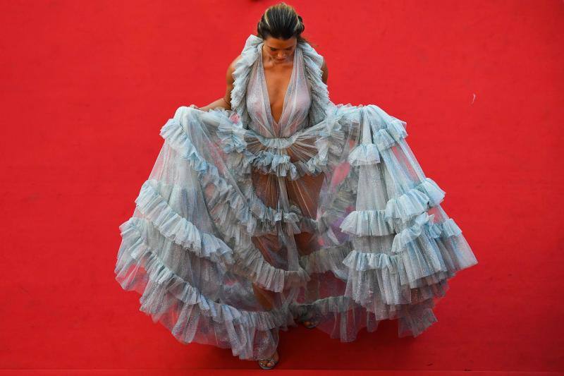 La actriz española lució impresionante en la alfombra roja de Cannes acompañada de sus compañeros de 'Dolor y Gloria'.