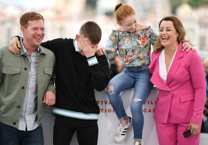 La actriz española lució impresionante en la alfombra roja de Cannes acompañada de sus compañeros de 'Dolor y Gloria'.