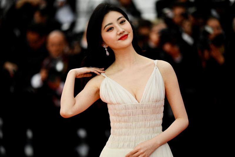 La actriz española lució impresionante en la alfombra roja de Cannes acompañada de sus compañeros de 'Dolor y Gloria'.