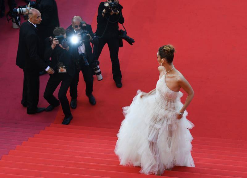 La actriz española lució impresionante en la alfombra roja de Cannes acompañada de sus compañeros de 'Dolor y Gloria'.