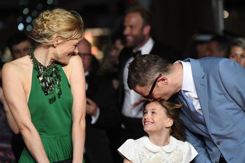 La actriz española lució impresionante en la alfombra roja de Cannes acompañada de sus compañeros de 'Dolor y Gloria'.