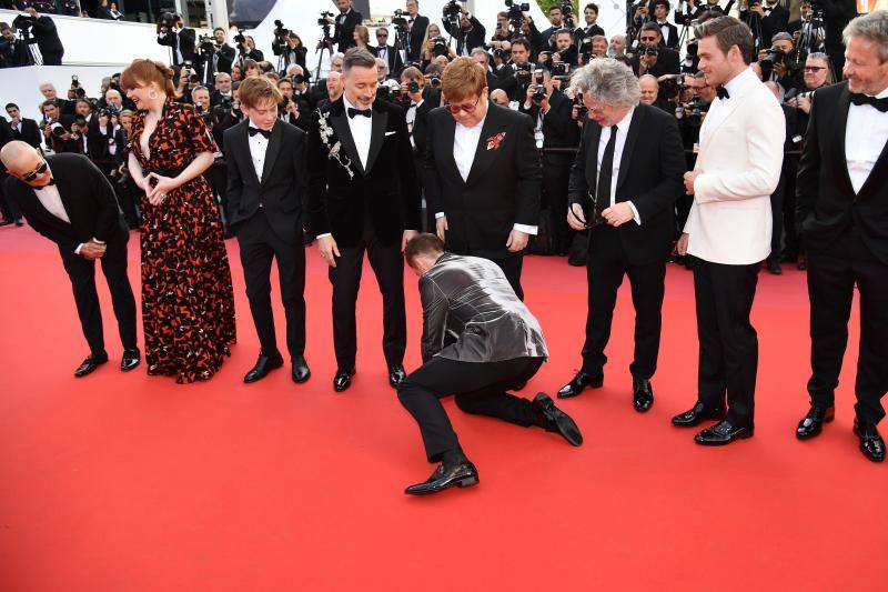 La actriz española lució impresionante en la alfombra roja de Cannes acompañada de sus compañeros de 'Dolor y Gloria'.